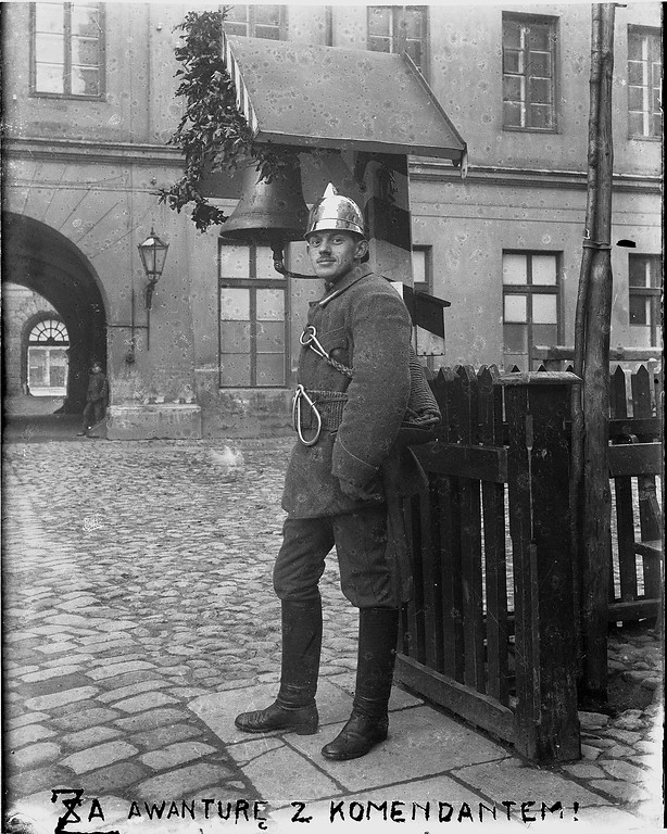 II Oddział Straży Ogniowej, 1916, Antoni Fanfara za karę pod dzwonkiem (C) Archiwum Rodziny Rychterów