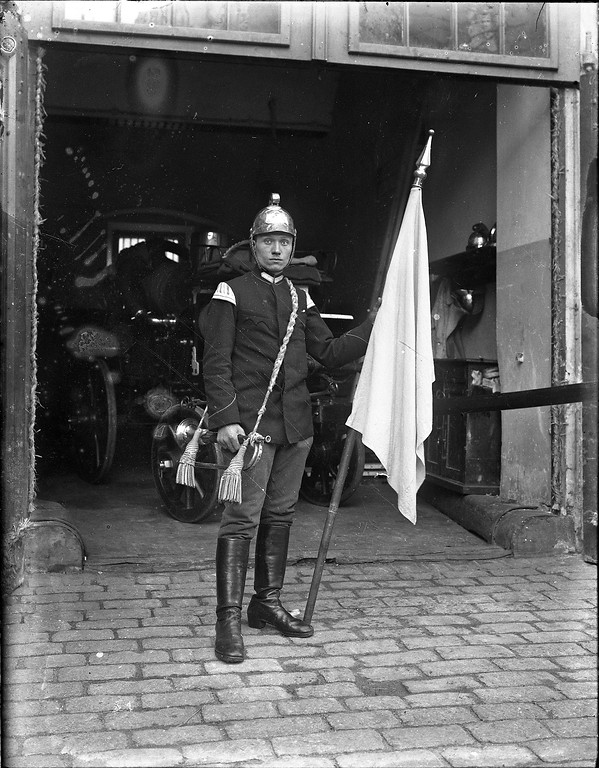 II Oddział Straży Ogniowej w Ratuszu, 1916, trębacz Henryk Rajch (sygnalista), biała chorągiew oddziału (C) Archiwum Rodziny Rychterów