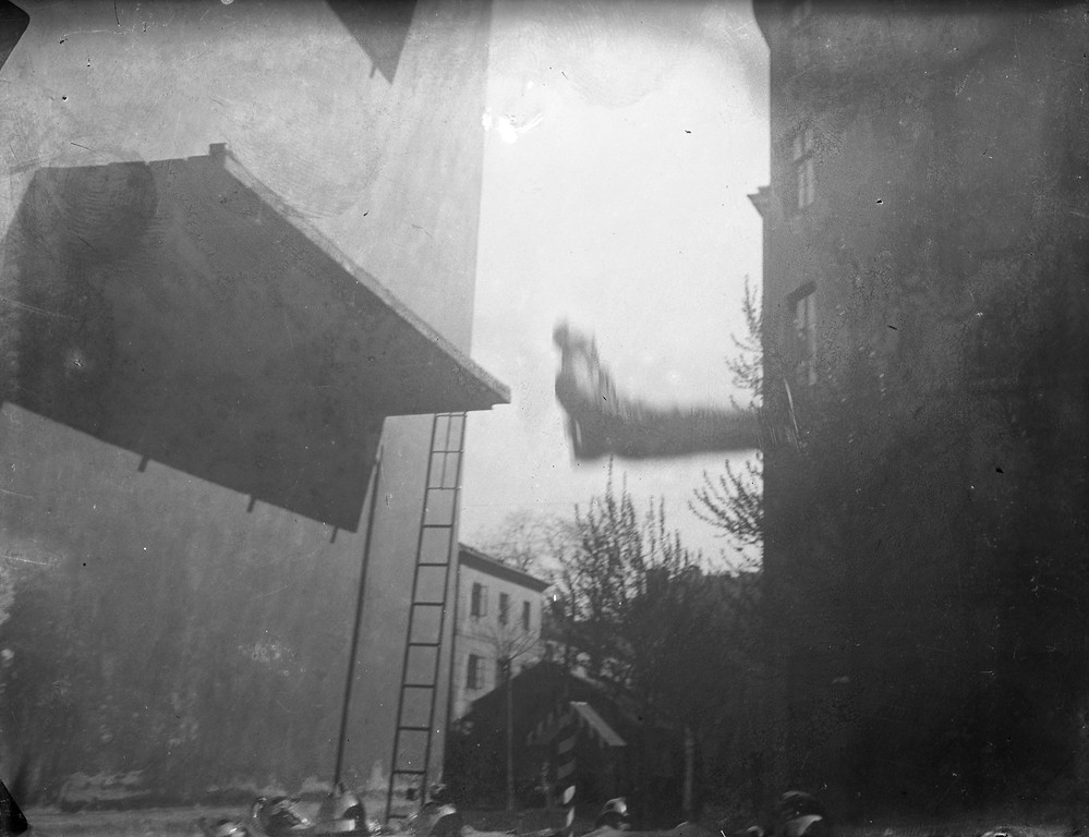 II Oddział Straży Ogniowej w Ratuszu, 1916, skok na płótno (C) Archiwum Rodziny Rychterów