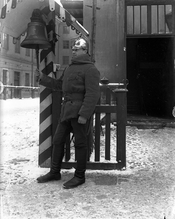 II Oddział Straży Ogniowej w Ratuszu, 1915,  młodszy Przybyłowski pod dzwonkiem za karę (C) Archiwum Rodziny Rychterów