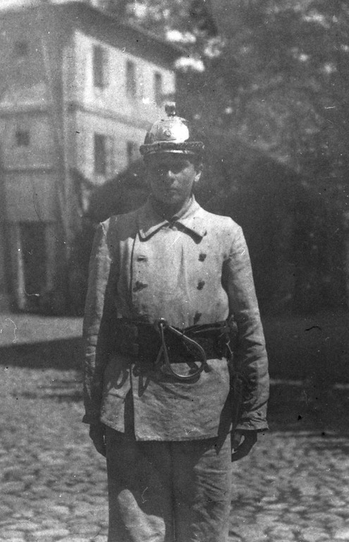Witold Rychter jako strażak II Oddziału Straży Ogniowej w Ratuszu (Senatorska 16), w ubraniu bojowym (brezent nieprzemakalny). Rok 1917. (C) Archiwum Rodziny Rychterów